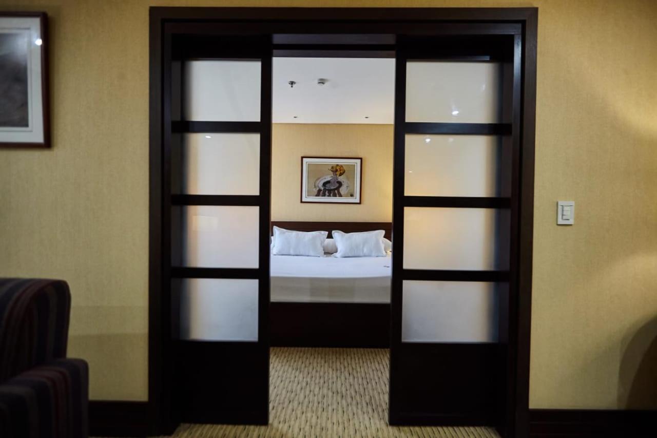 Eurobuilding Express Maiquetia Hotel Exterior photo A sliding door