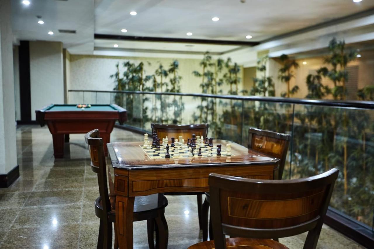 Eurobuilding Express Maiquetia Hotel Exterior photo The chess table at the lobby