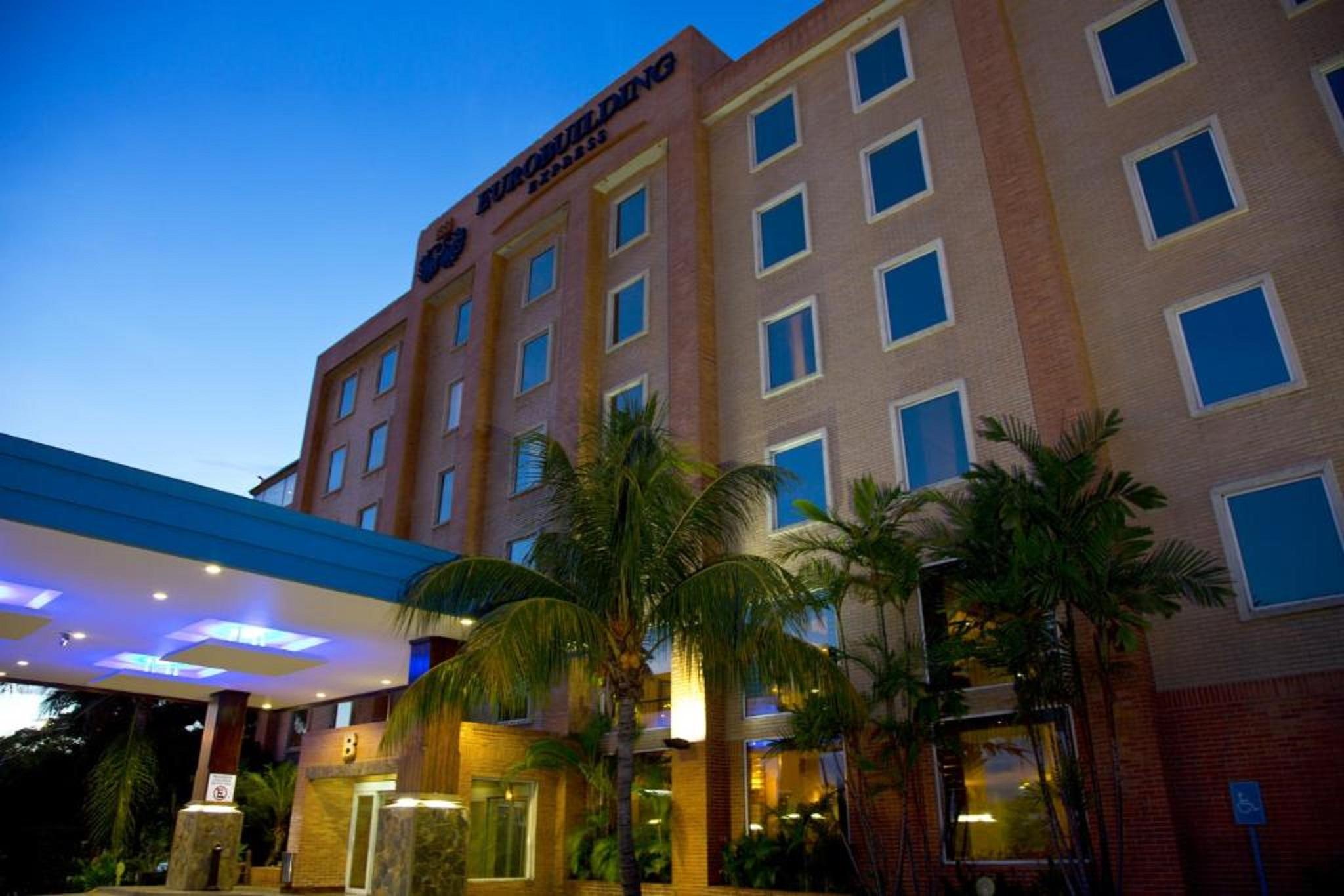 Eurobuilding Express Maiquetia Hotel Exterior photo The hotel at night