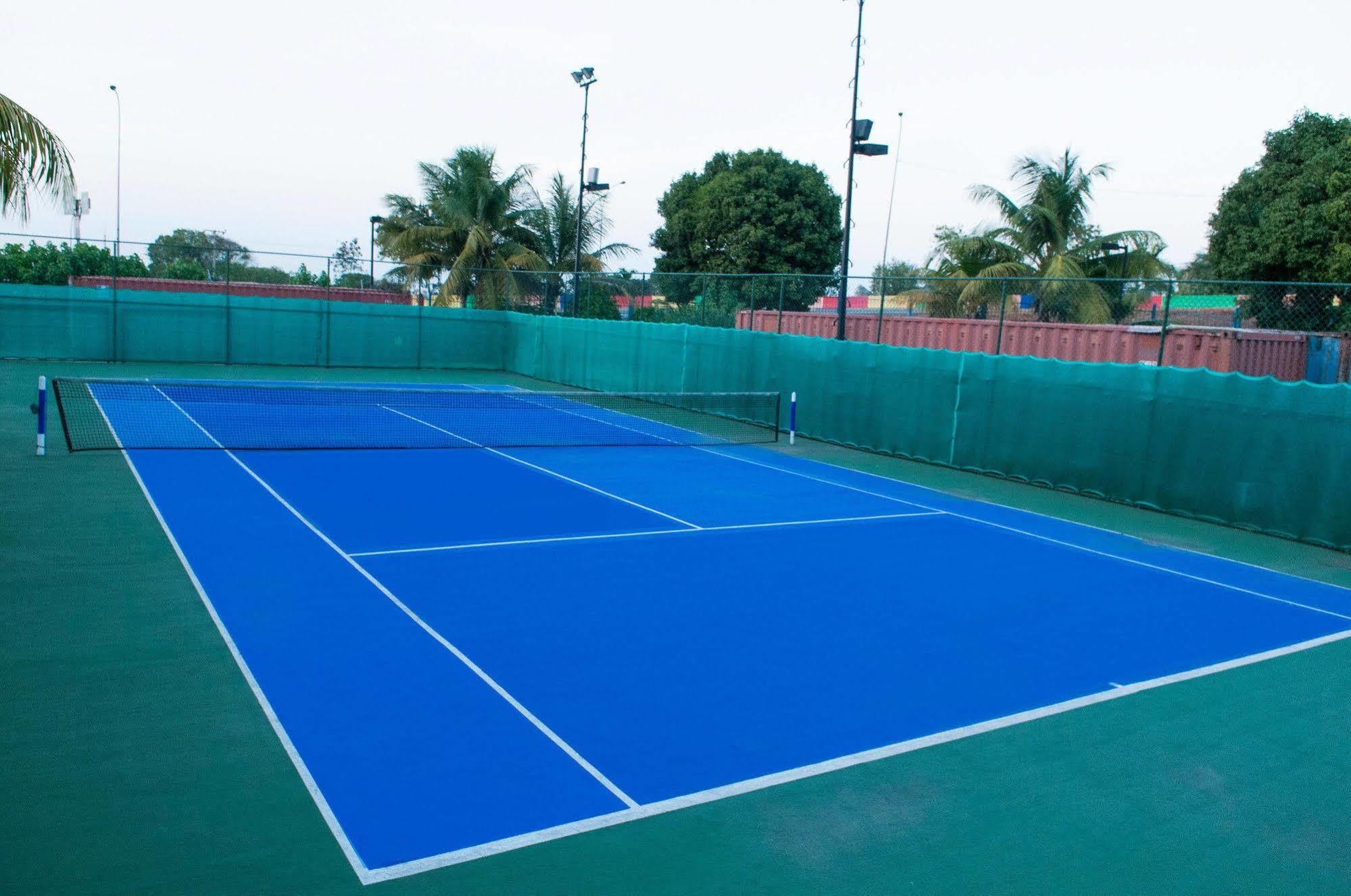 Eurobuilding Express Maiquetia Hotel Exterior photo A blue clay court